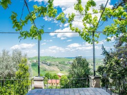 HOUSE TO RESTORE WITH GARDEN AND TERRACE FOR SALE IN LE MARCHE Property for sale in the old town in Italy